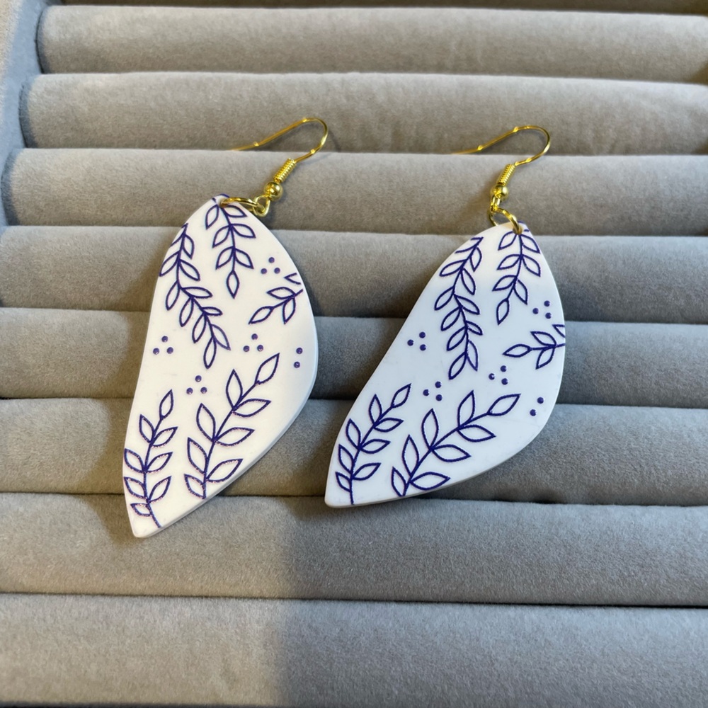 Blue and White Porcelain Style Acrylic Blue Eardrops Elegant Geometric Earrings